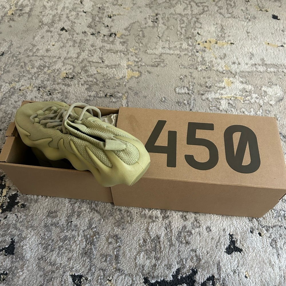 Yeezy 450’s size 6.5 m/ 8w color: Resin BRAND NEW TRIED ON ONLY